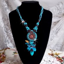 Collana Haute-Couture in turchese ricamato con cristalli Swarovski e pietre semipreziose